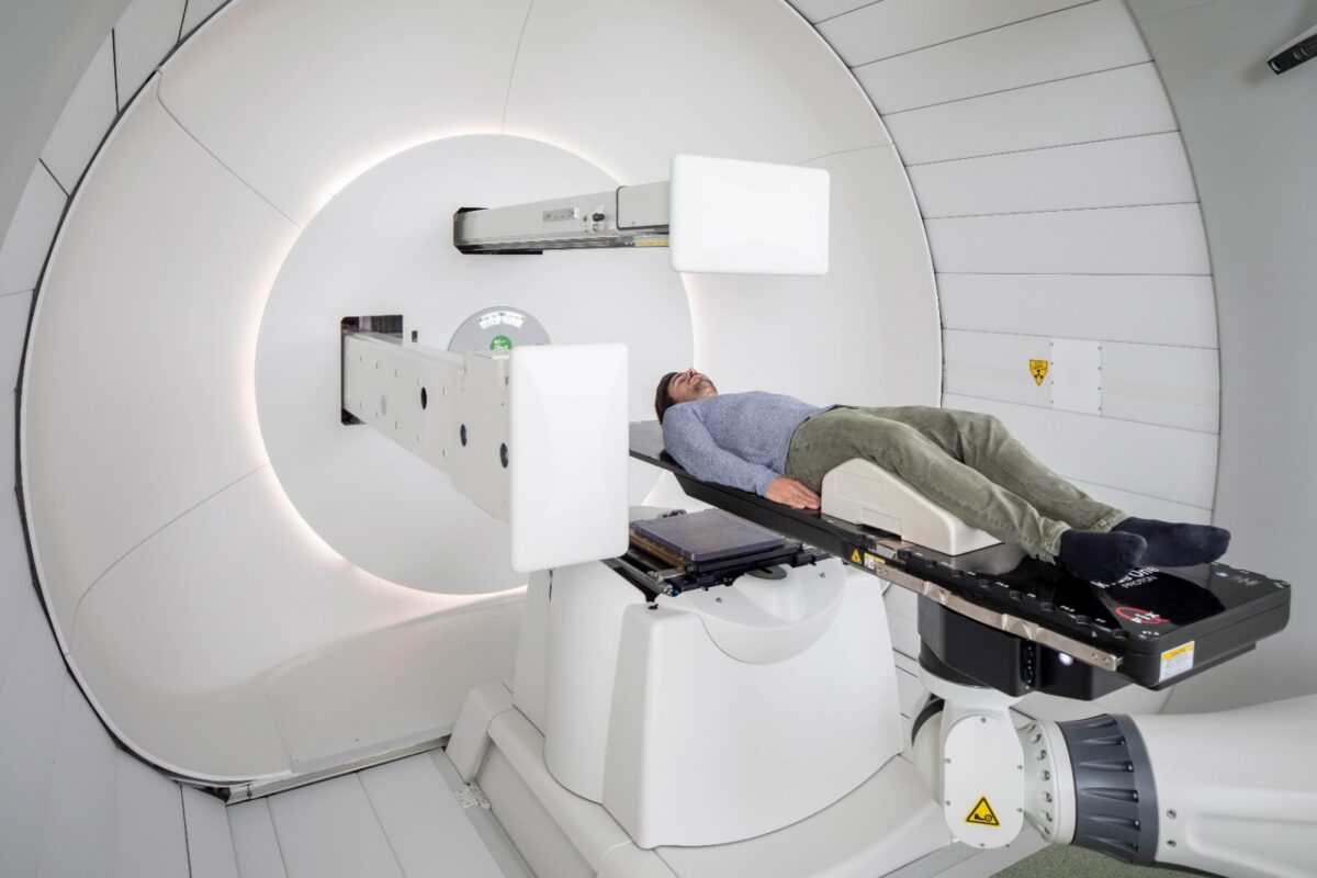 Complete resolution of liver metastases from esophageal cancer following 30 sessions of proton therapy.