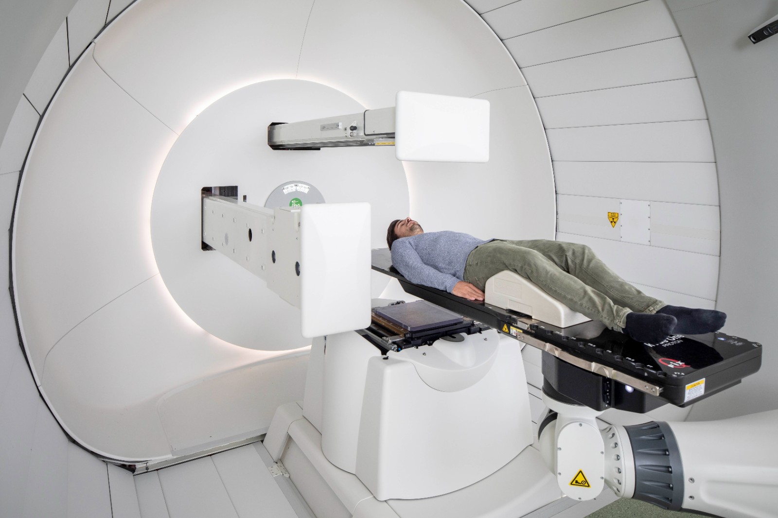 Complete resolution of liver metastases from esophageal cancer following 30 sessions of proton therapy.